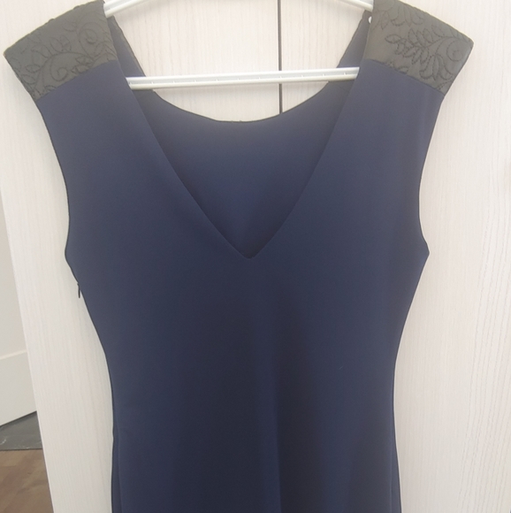 Robe - Picture 2 of 3